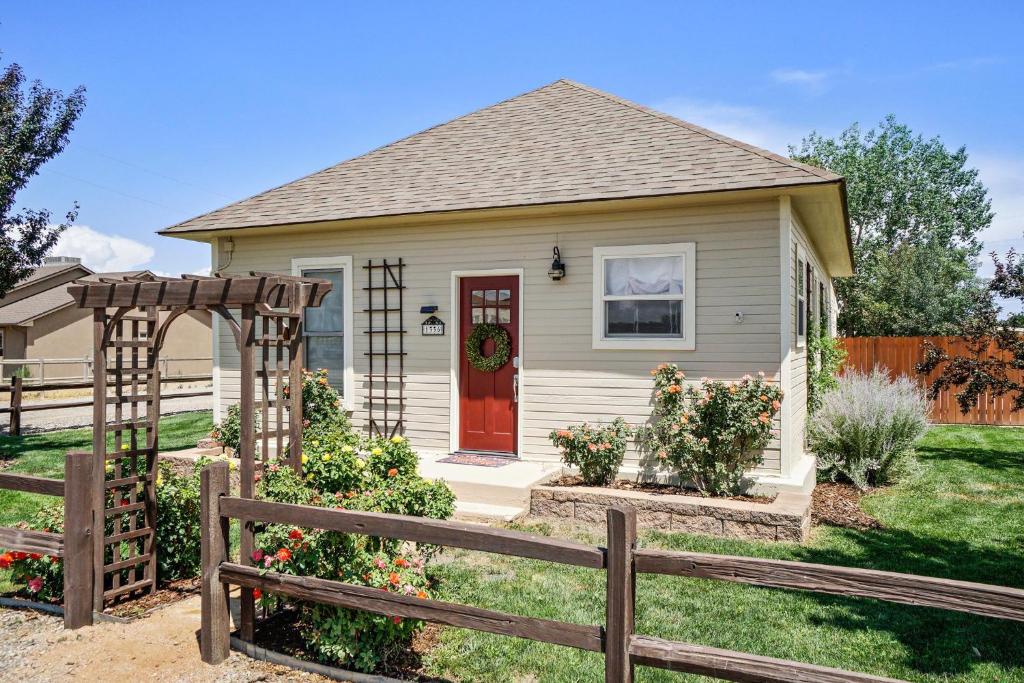 Horsethief - Quiet Country Getaway W- Big Yard! photo 1