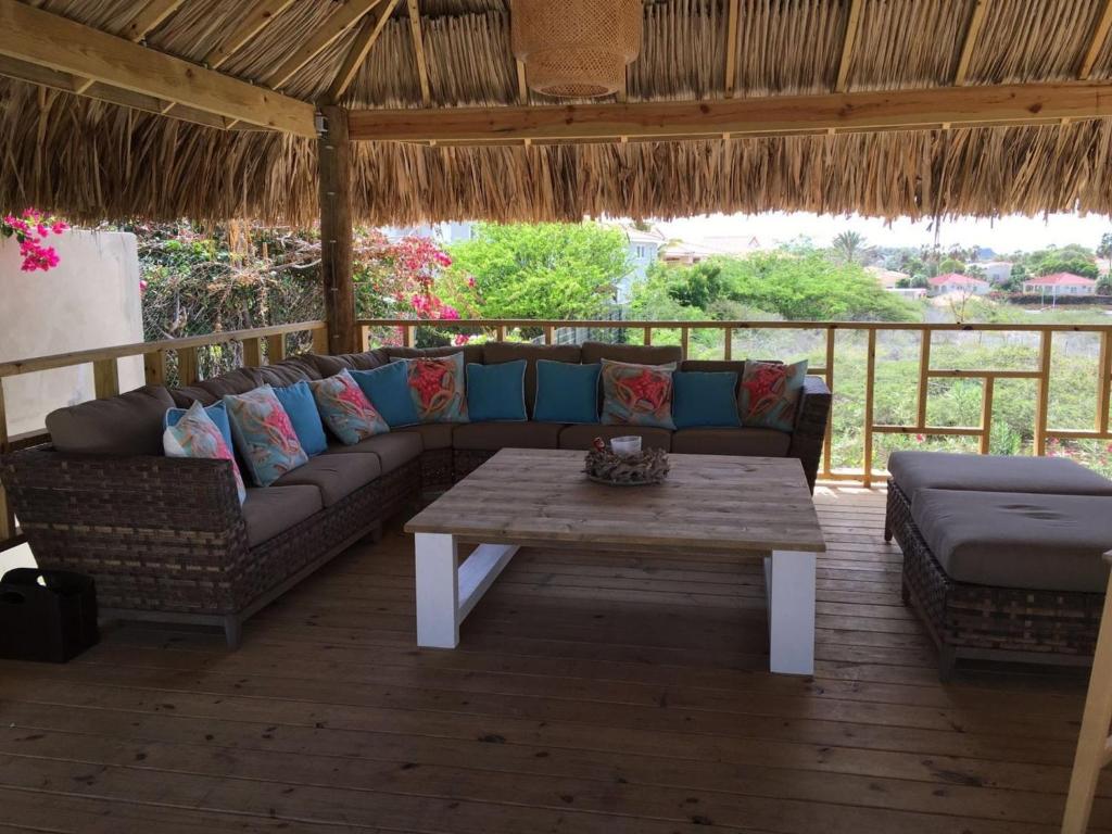 Magnificent villa near the beach in the upscale district of Vista Royal, Jan Thiel photo 2