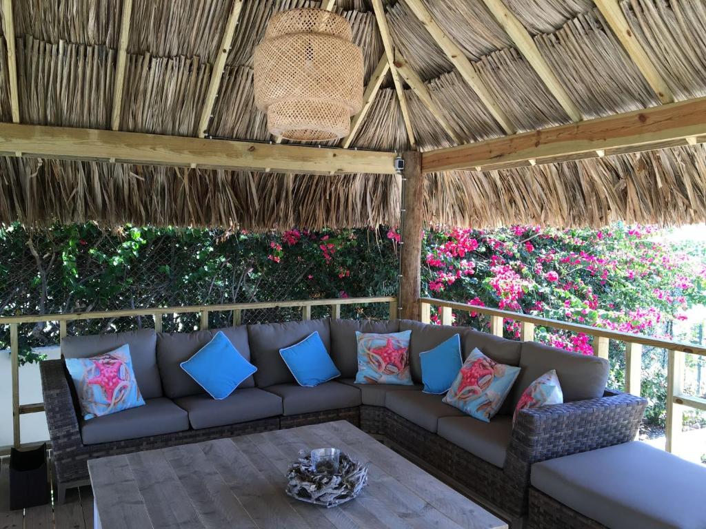 Magnificent villa near the beach in the upscale district of Vista Royal, Jan Thiel photo 1