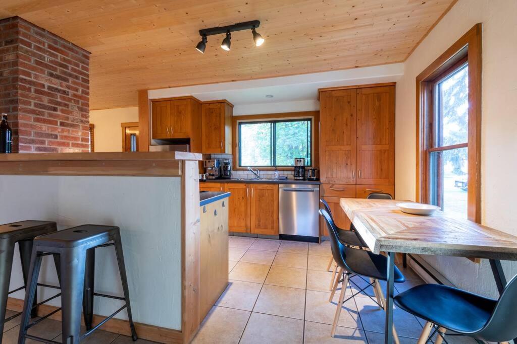 Knotty Pine Lodge photo 4