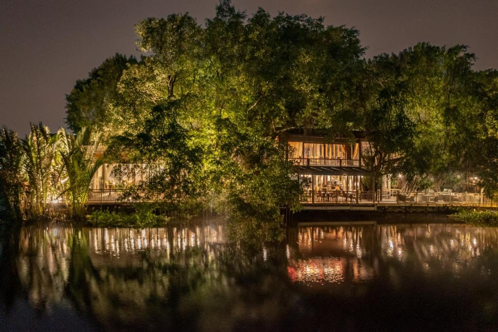 An Lam Retreats Saigon River