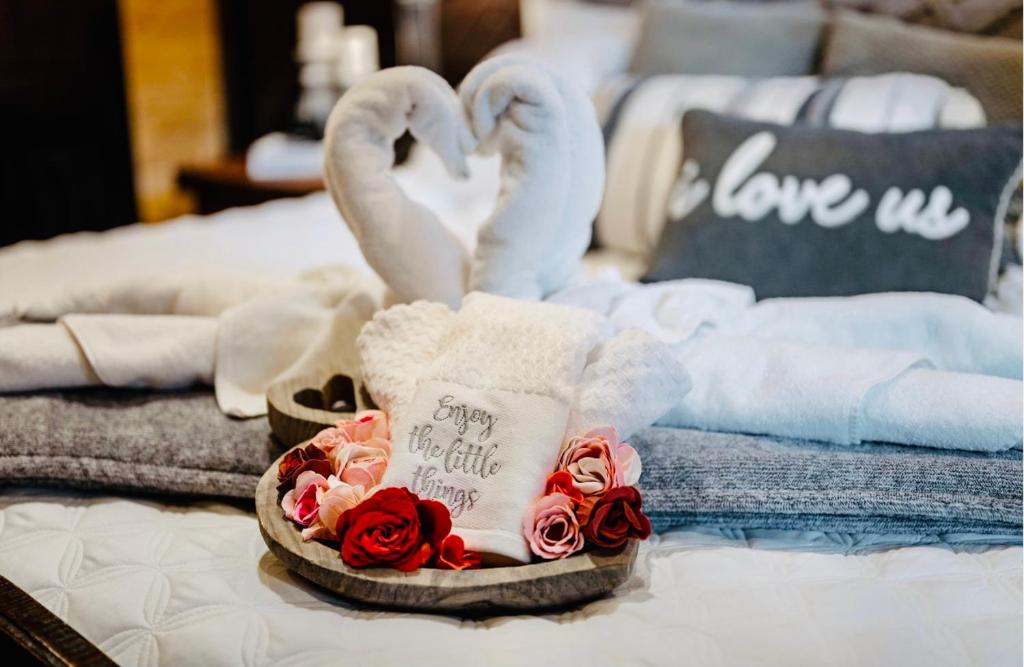 Knotty and Nice Luxury Cabin image