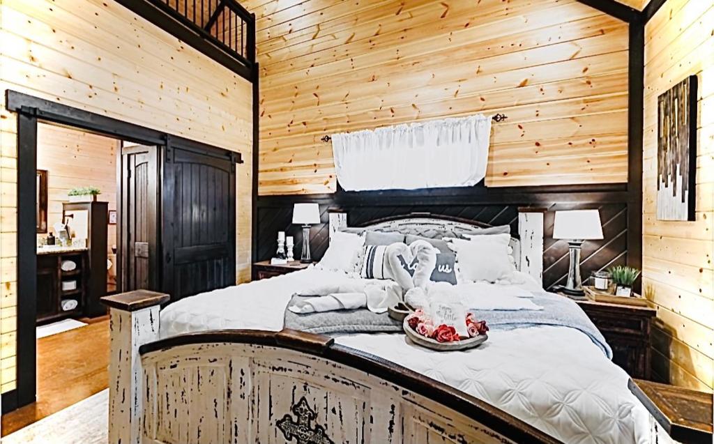 Knotty and Nice Luxury Cabin photo 3