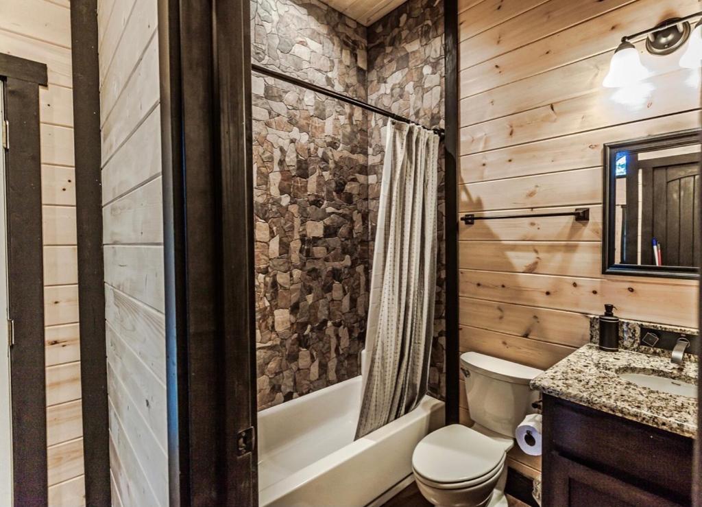 Knotty and Nice Luxury Cabin photo 1