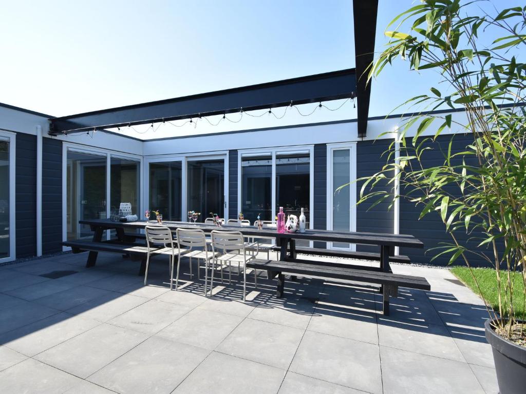 Classy Holiday Home in Sint Annaland with Garden Barbecue photo 3