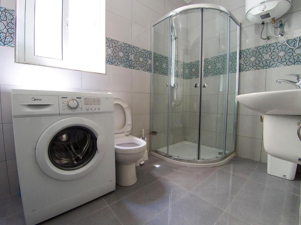 F8-2 Room 2 single beds shared bathroom in shared Flat photo 1