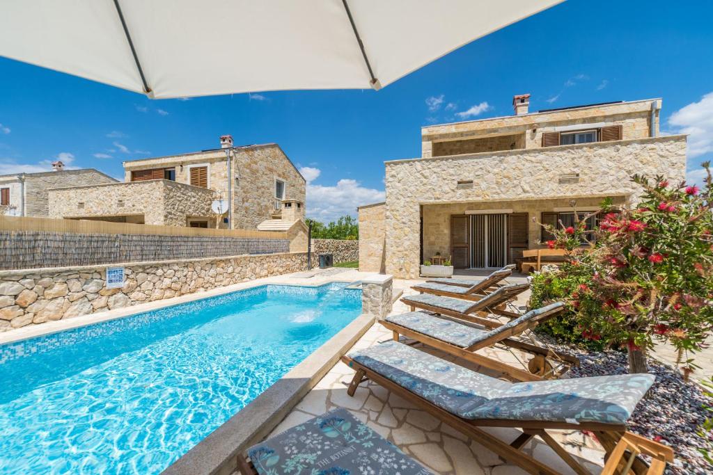 Villa Karin with heated pool photo 1