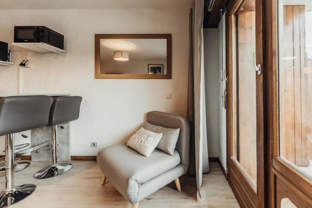 Furnished studio on the ski slopes with a terrace & panoramic views photo 2