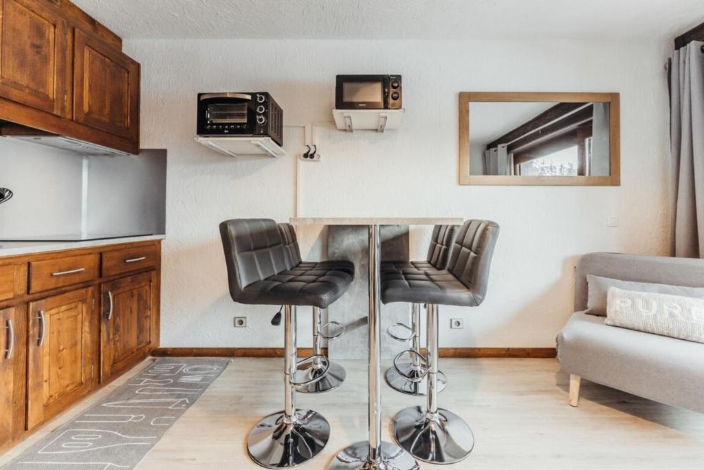 Furnished studio on the ski slopes with a terrace & panoramic views photo 4