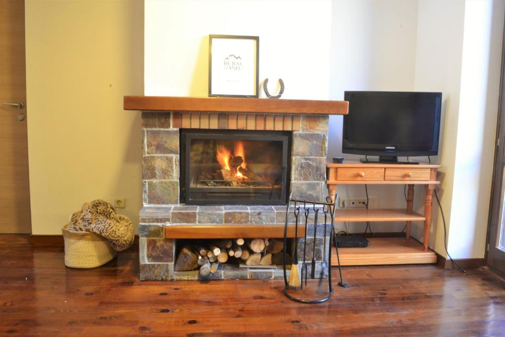 Apartament acollidor amb una gran llar de foc by RURAL D'ÀNEU photo 3