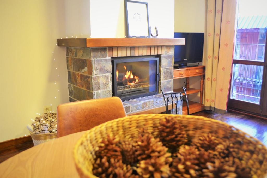 Apartament acollidor amb una gran llar de foc by RURAL D'ÀNEU photo 1