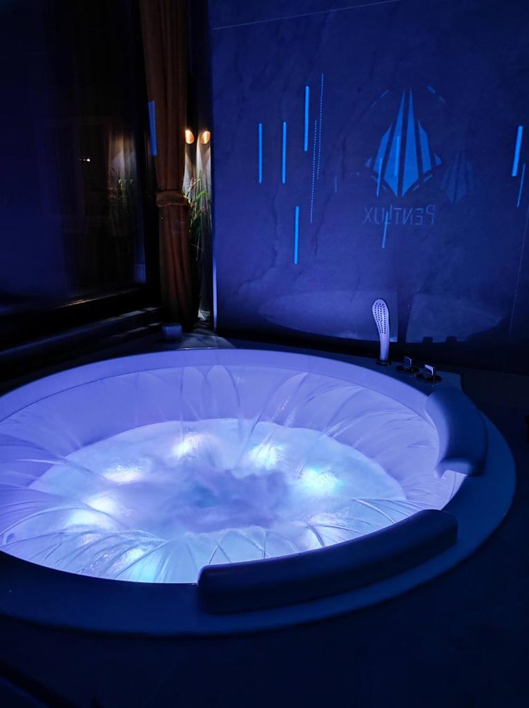 PentLux - SPA Penthouse in the heart of Skopje photo 3