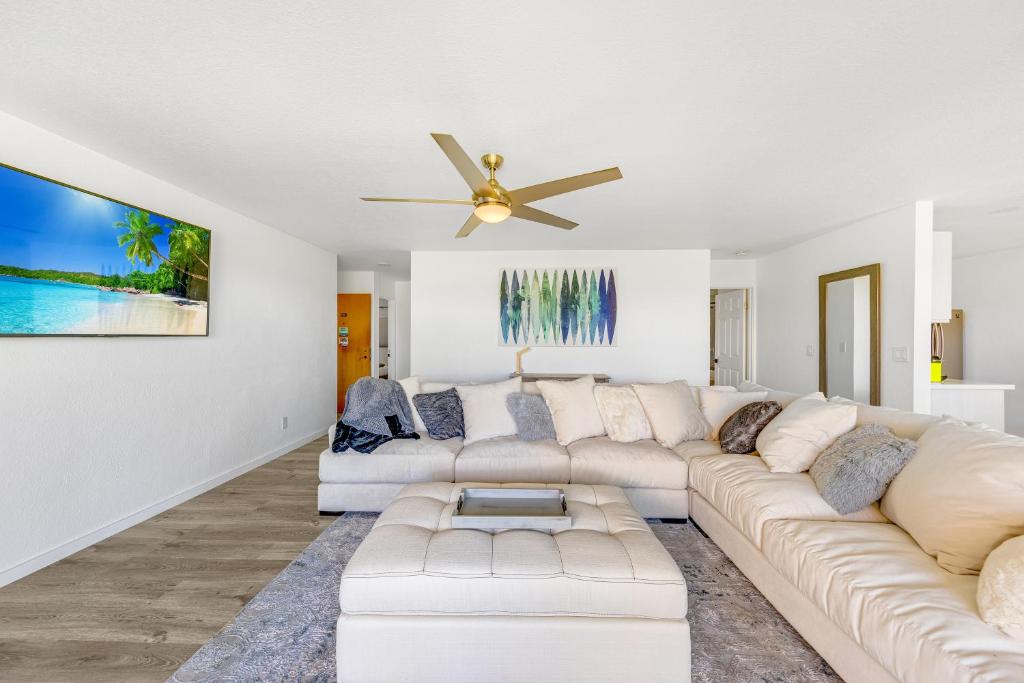 Newly Renovated Condo with SUP Paddle Boards and Golf Clubs Included image