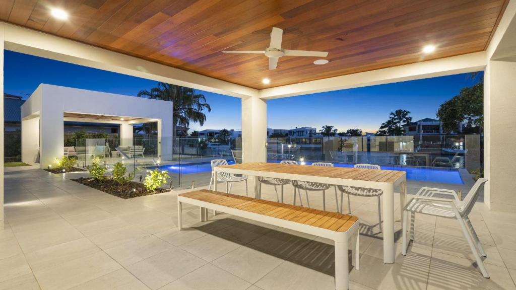 Luxury Canal Front Holiday House photo 1