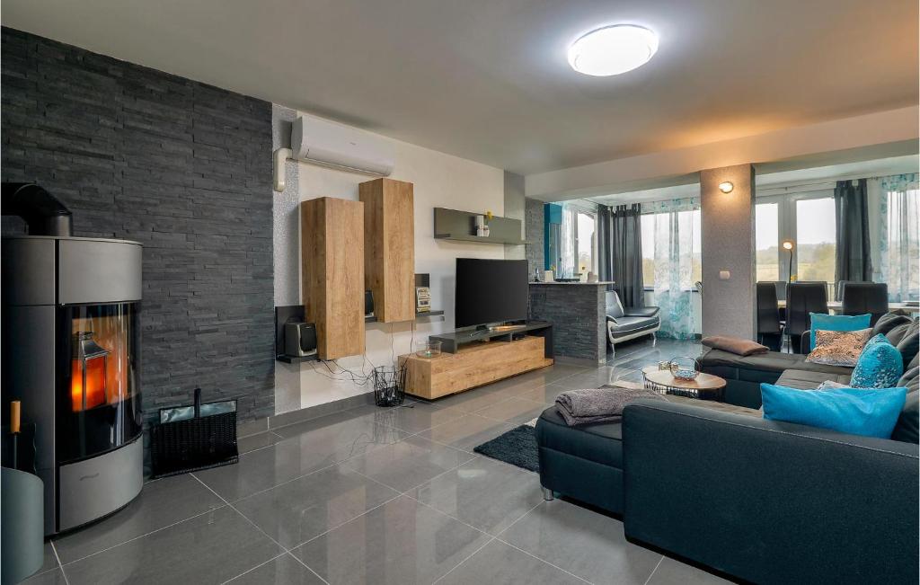 Stunning Home In Zadoborje With Jacuzzi, Outdoor Swimming Pool And Heated Swimming Pool photo 3