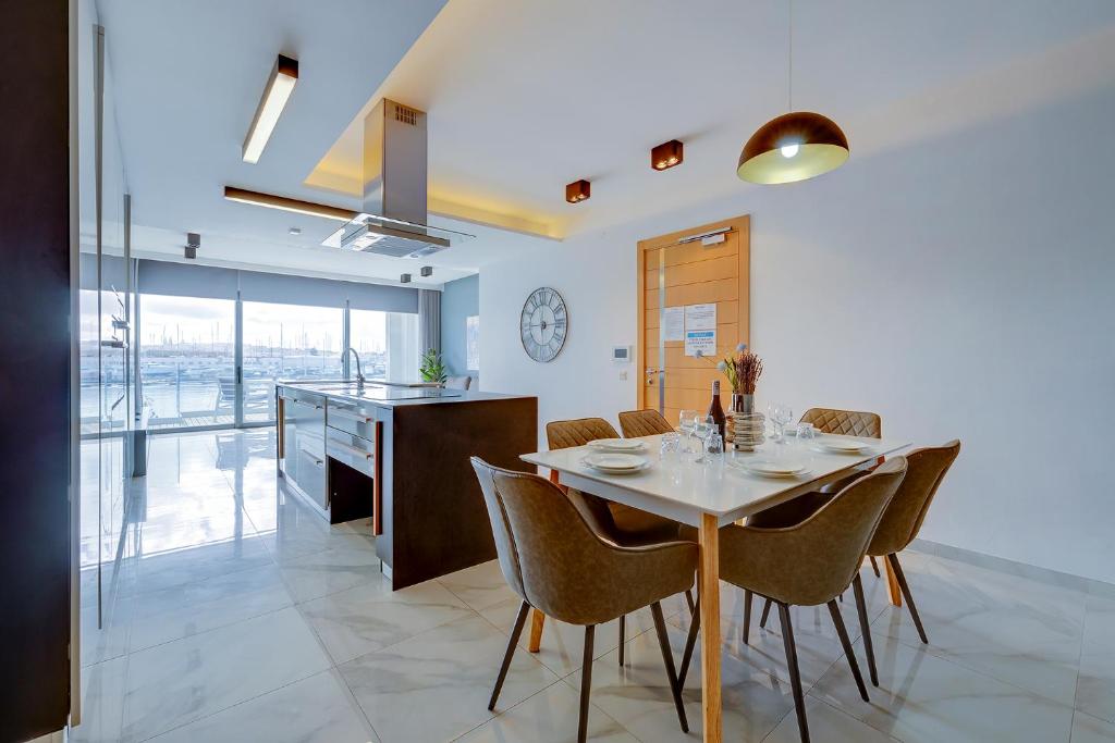 Luxury Apartment With Valletta and Harbour Views - Tap to explore photos
