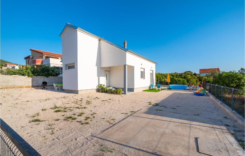Awesome Home In Karin Gornji With 2 Bedrooms And Wifi photo 1
