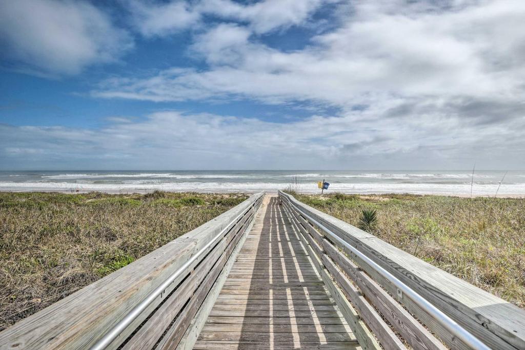 Charming Ormond Beach Home - Walk to Beach! photo 1