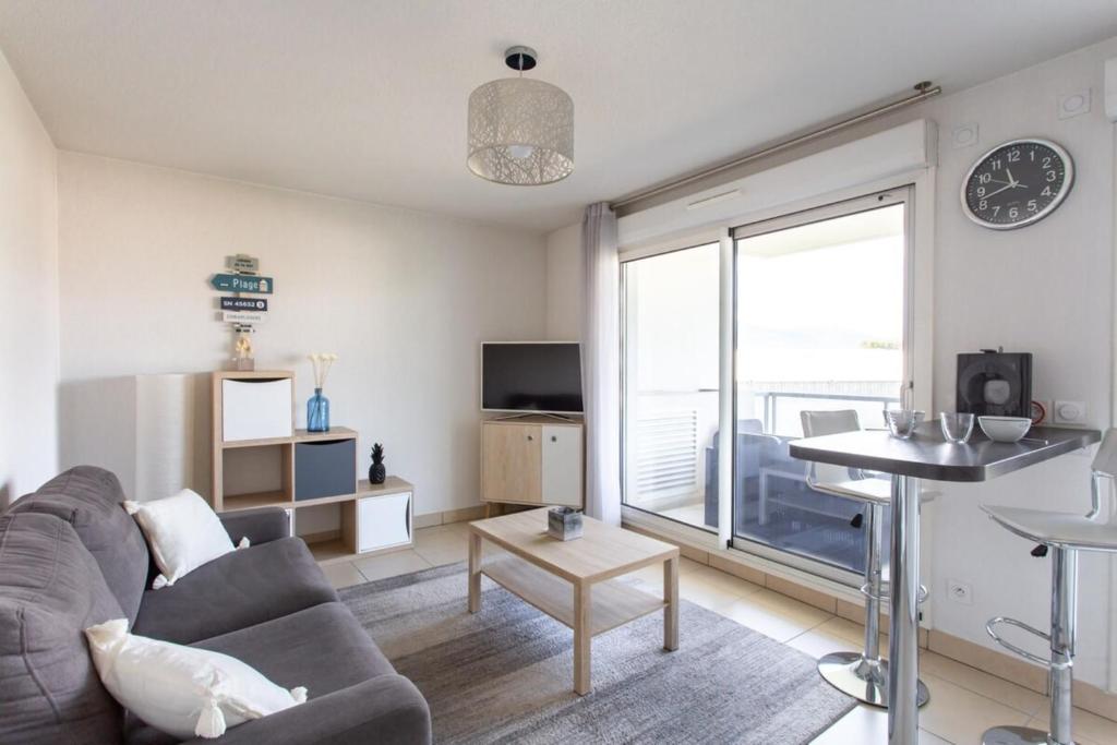 Air-conditioned studio with furnished terrace and parking
