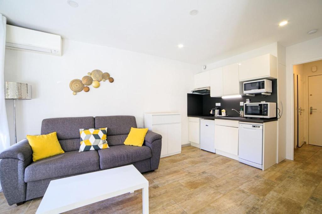 Furnished air-conditioned apartment with terrace near the beaches photo 1