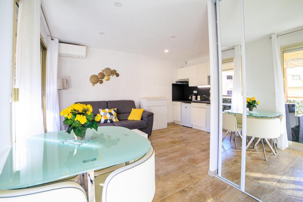 Furnished air-conditioned apartment with terrace near the beaches photo 3