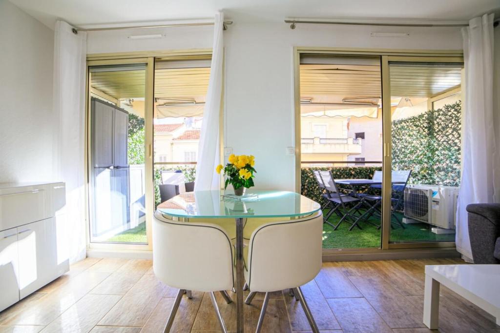 Furnished air-conditioned apartment with terrace near the beaches photo 4