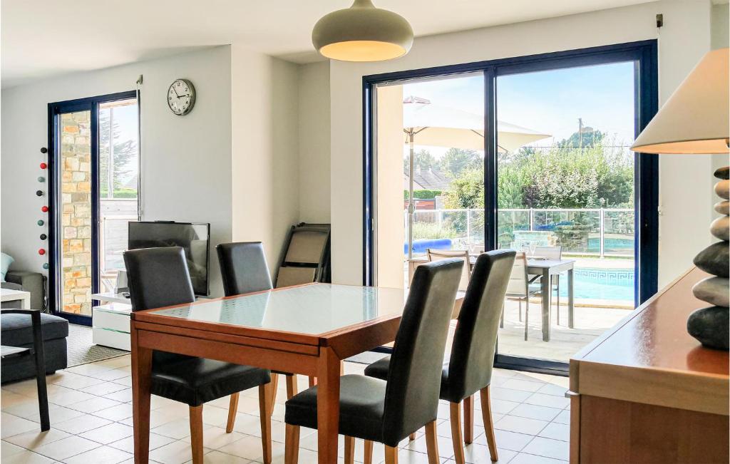 Beautiful Home In Saint-germain-sur-ay With 4 Bedrooms, Outdoor Swimming Pool And Heated Swimming Pool photo 3