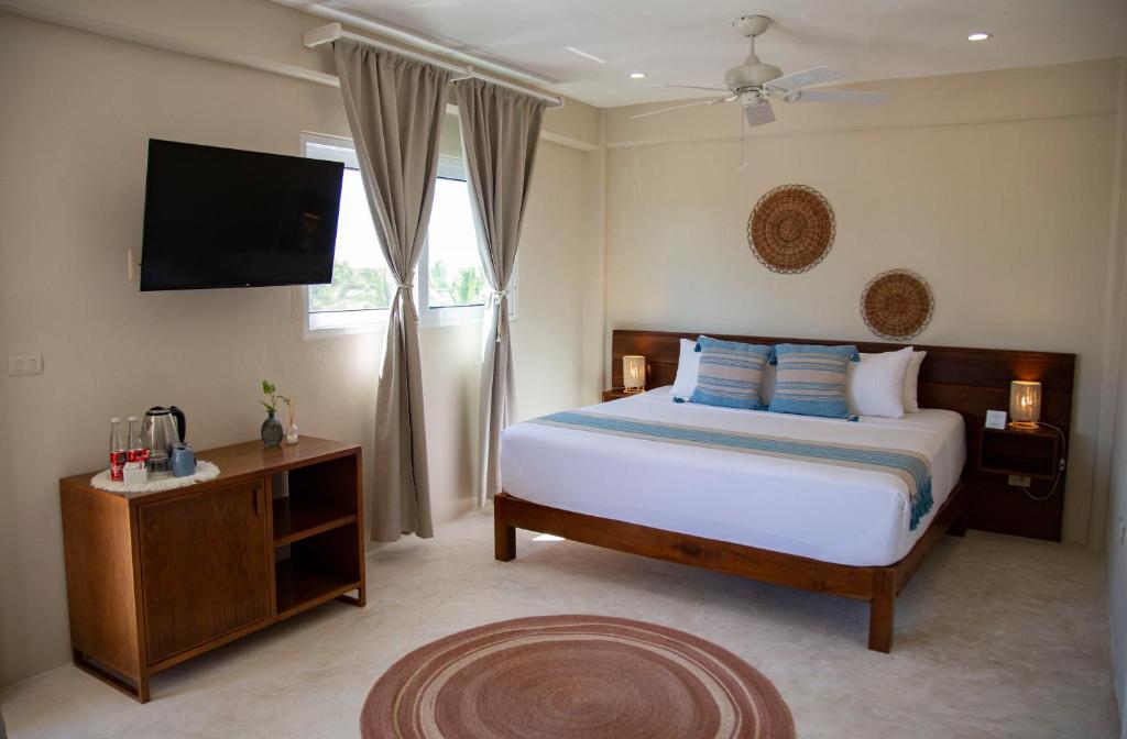 Noah Beach Hotel & Suites - Tap to explore photos