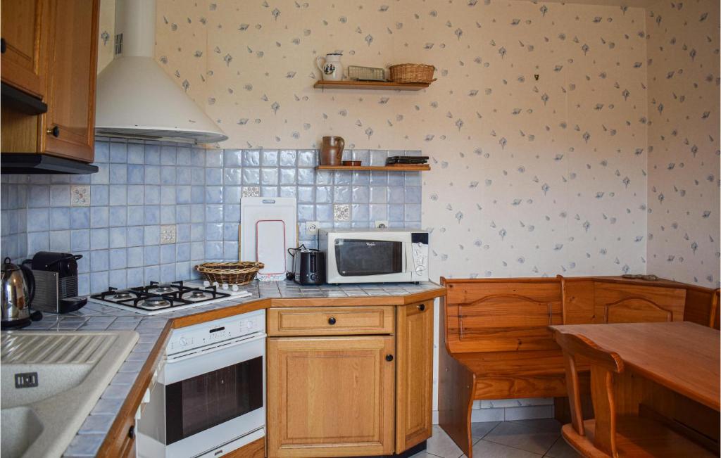 Amazing Home In Pleubian With 4 Bedrooms And Wifi photo 3