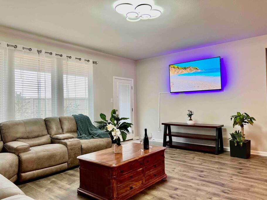 Varona's Paradise: Stunning New Luxury Home. photo 1