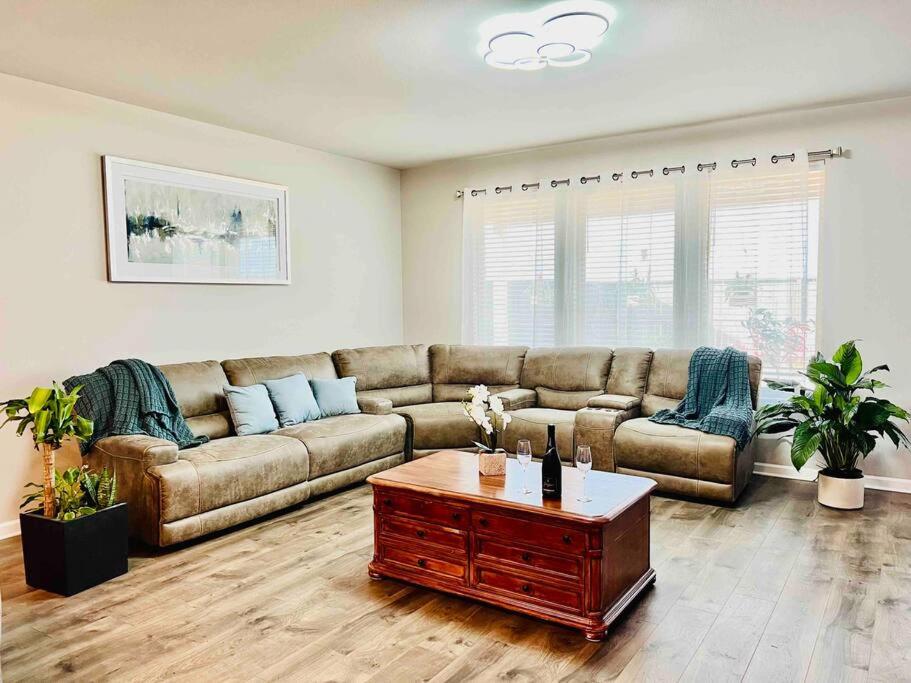 Varona's Paradise: Stunning New Luxury Home. photo 3