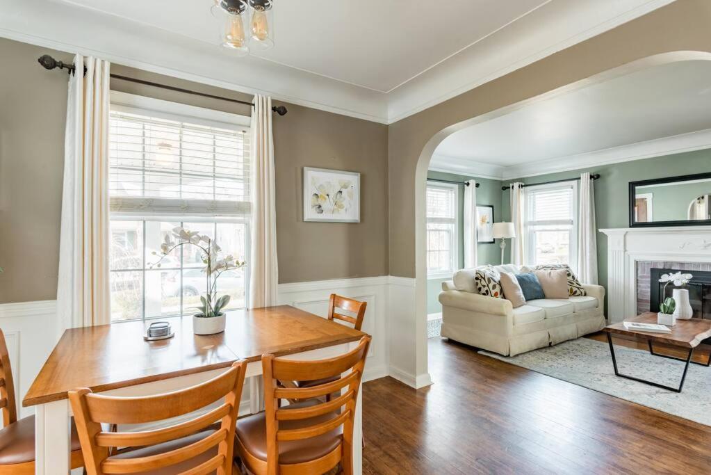 Pet Friendly - Large Families - Heart of Royal Oak - 5 Smart TVs photo 2