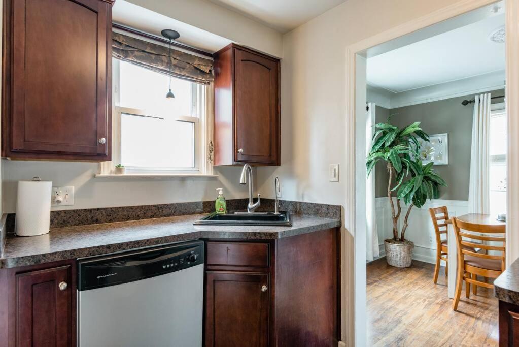Pet Friendly - Large Families - Heart of Royal Oak - 5 Smart TVs photo 4
