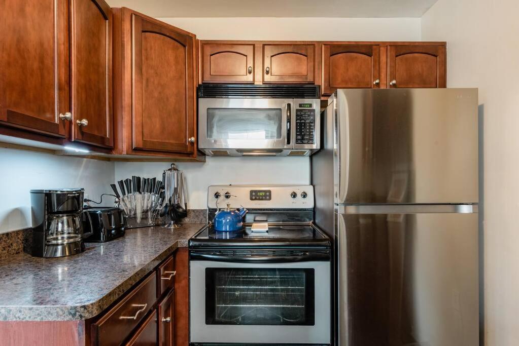 Pet Friendly - Large Families - Heart of Royal Oak - 5 Smart TVs photo 3