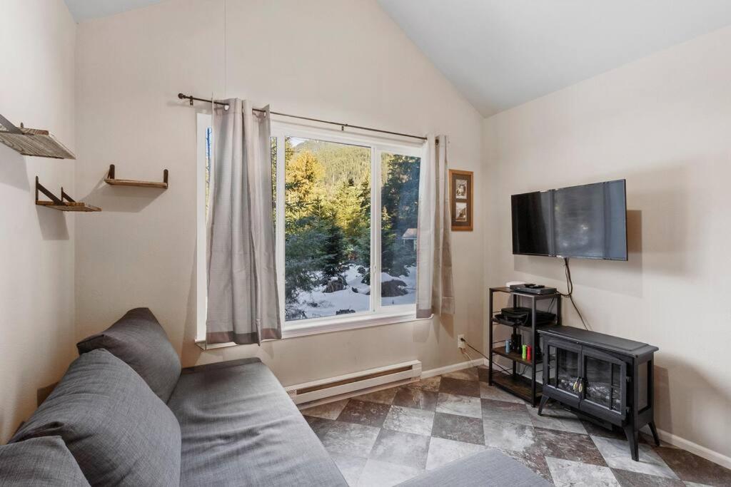 Cozy Tiny Home Steps Away From Mt. Rainier photo 1