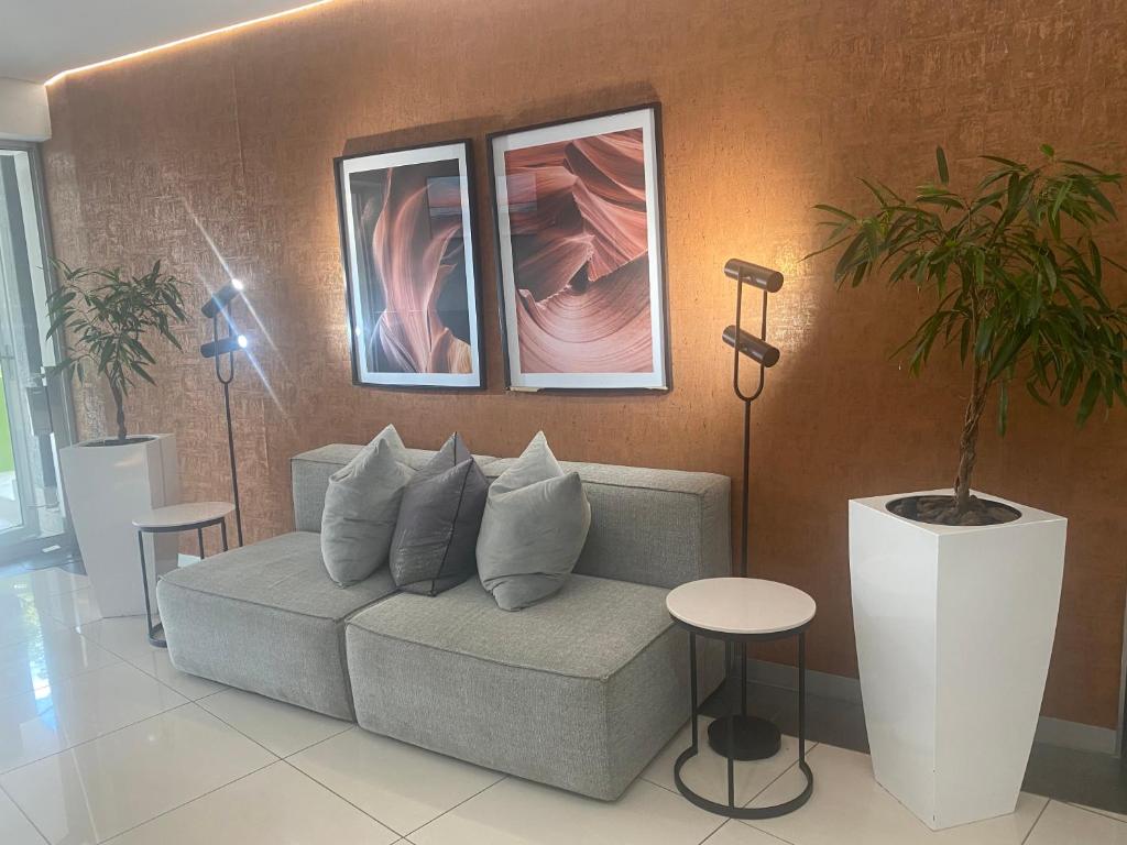 Lovely Rosebank 1-bedroom condo with pool & cinema photo 3