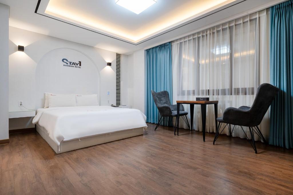Stay Hotel - Tap to explore photos
