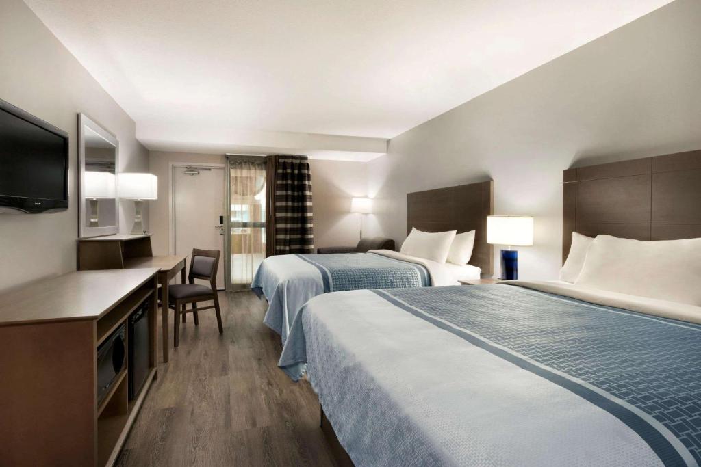 Travelodge by Wyndham Saskatoon - Tap to explore photos