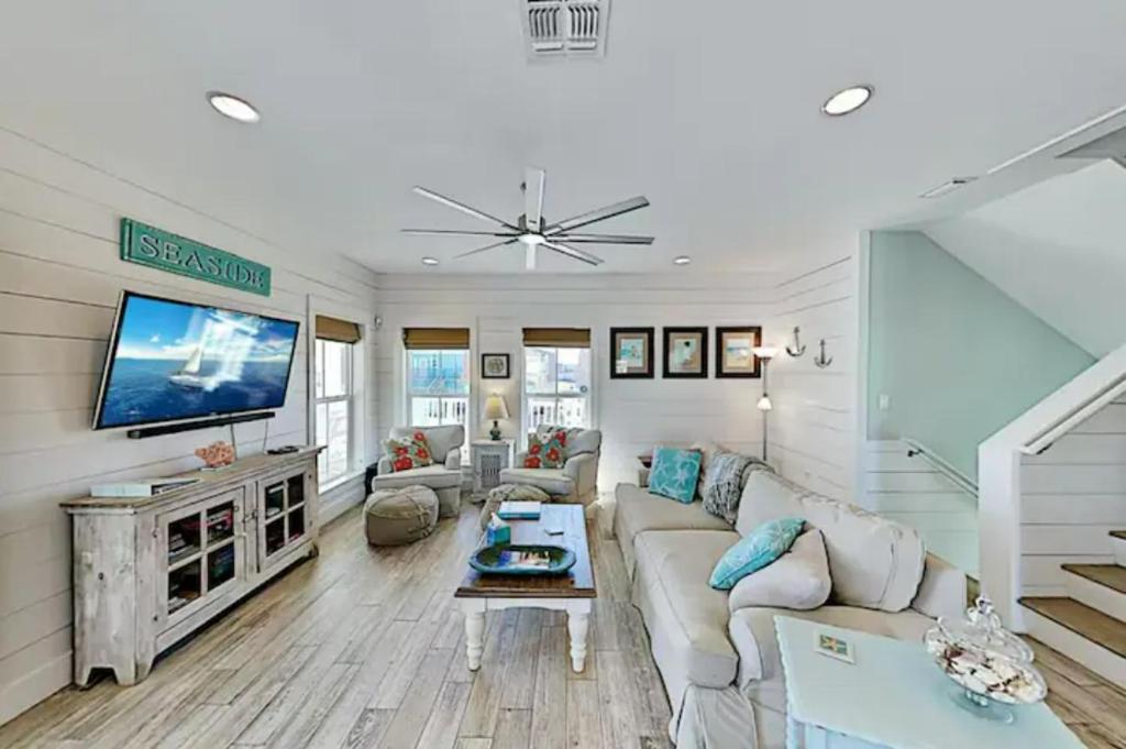 Steps to The Beach! Beautiful 4 BDRM 5 Bath Home W/Pool & Hot Tub image