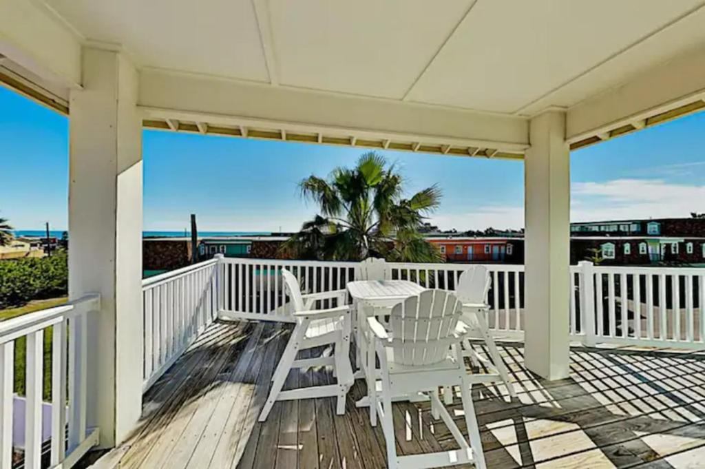 Steps to The Beach! Beautiful 4 BDRM 5 Bath Home W/Pool & Hot Tub photo 4