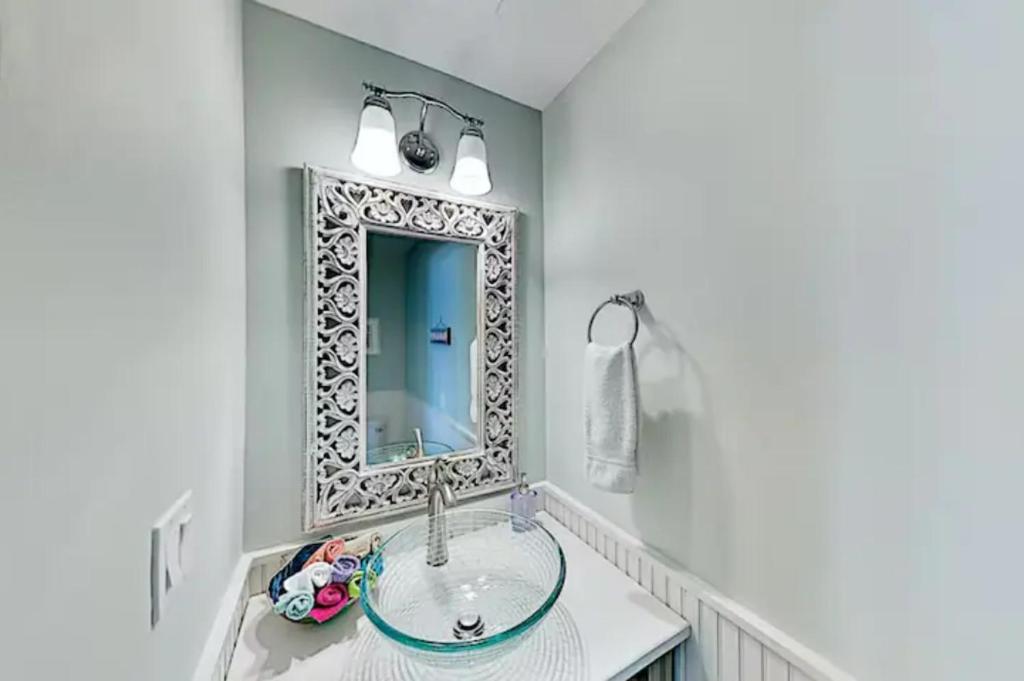 Steps to The Beach! Beautiful 4 BDRM 5 Bath Home W/Pool & Hot Tub photo 1