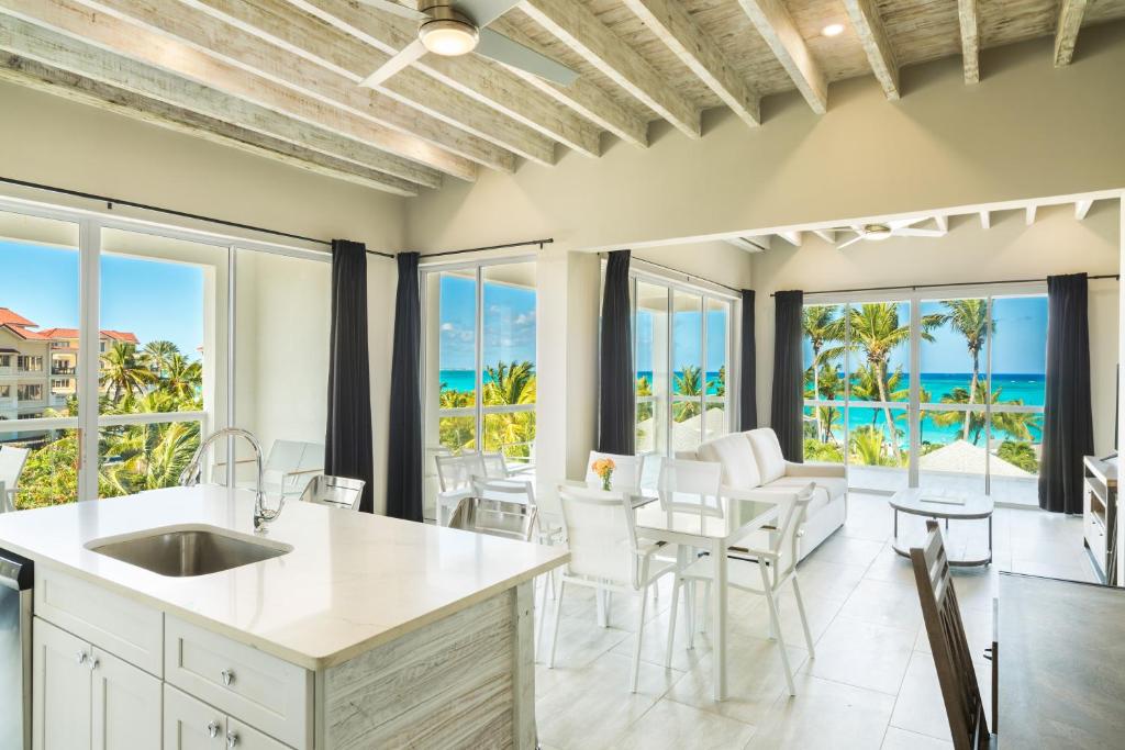 The Tides, Grace Bay photo 1