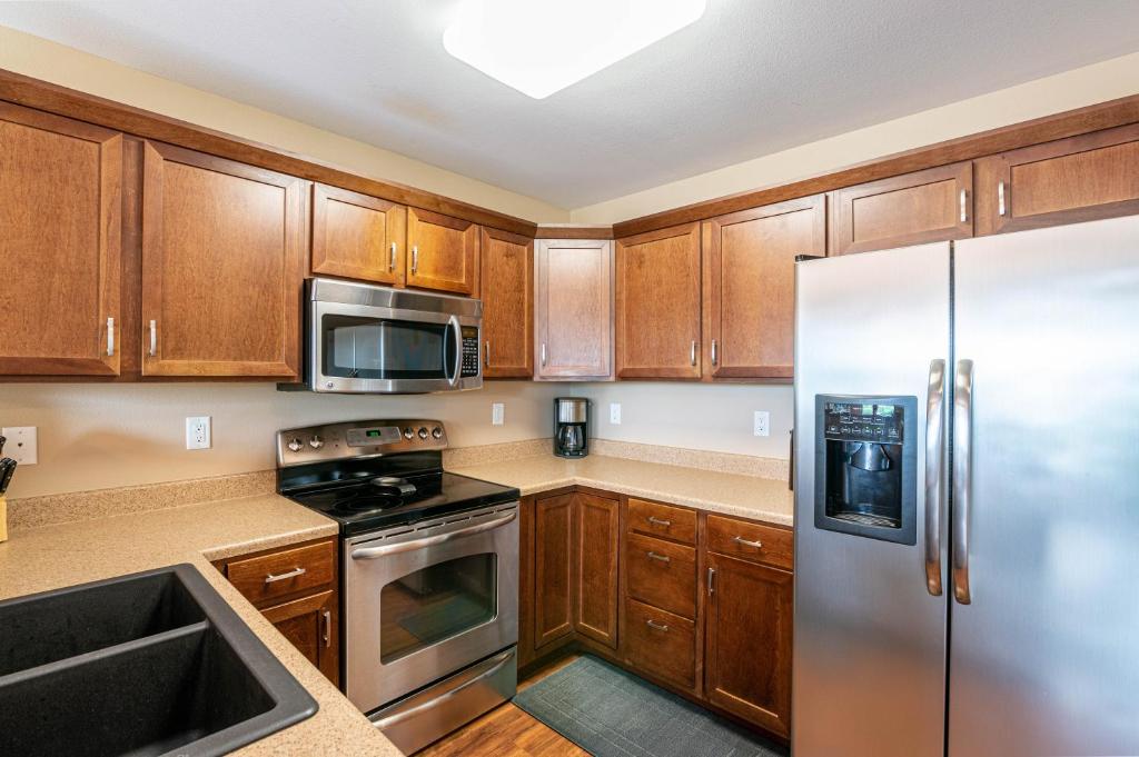 3 Bedroom w/ King Suite - Home away from home! photo 3