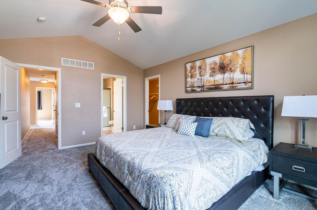 3 Bedroom w/ King Suite - Home away from home! photo 4