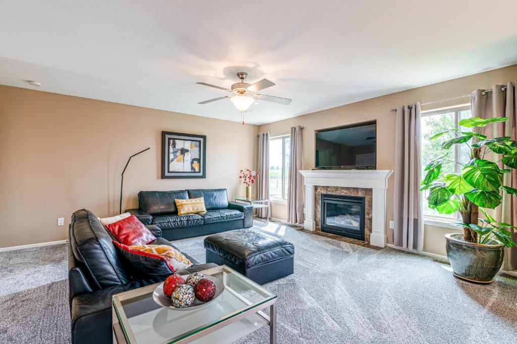 3 Bedroom w/ King Suite - Home away from home! photo 1