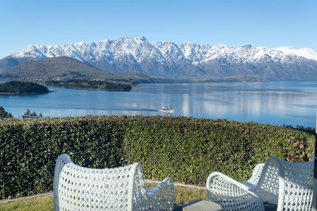 Whakata on Whitbourn - Luxury Retreat With Spa photo 2