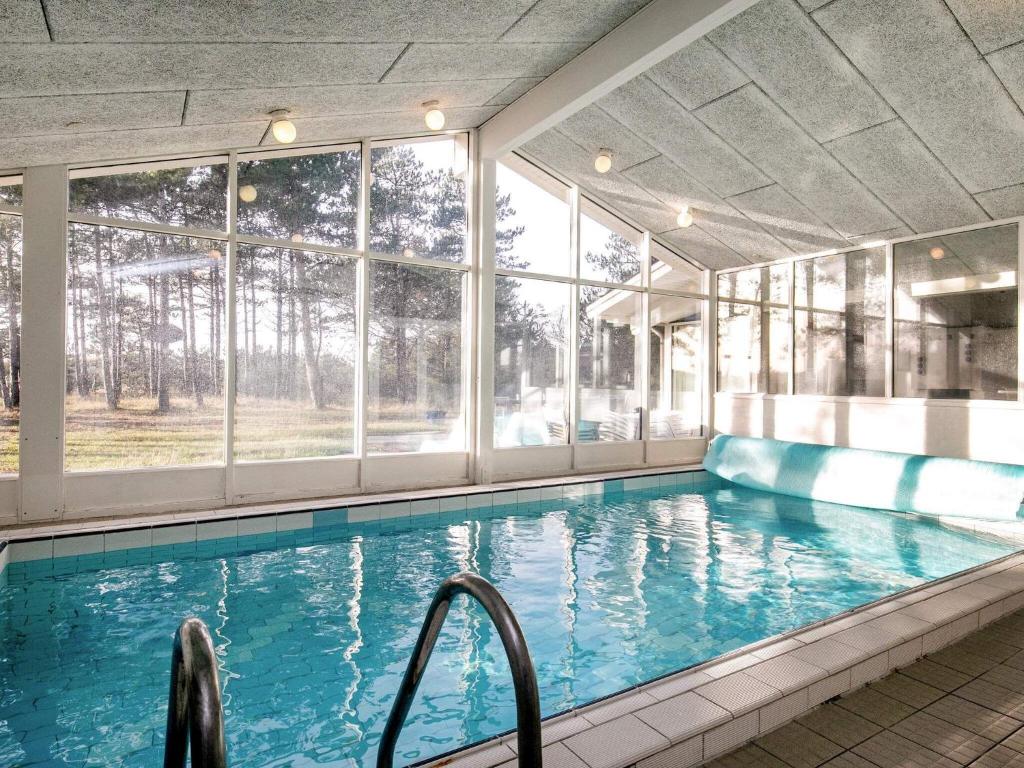 Six-Bedroom Holiday home in Humble photo 2