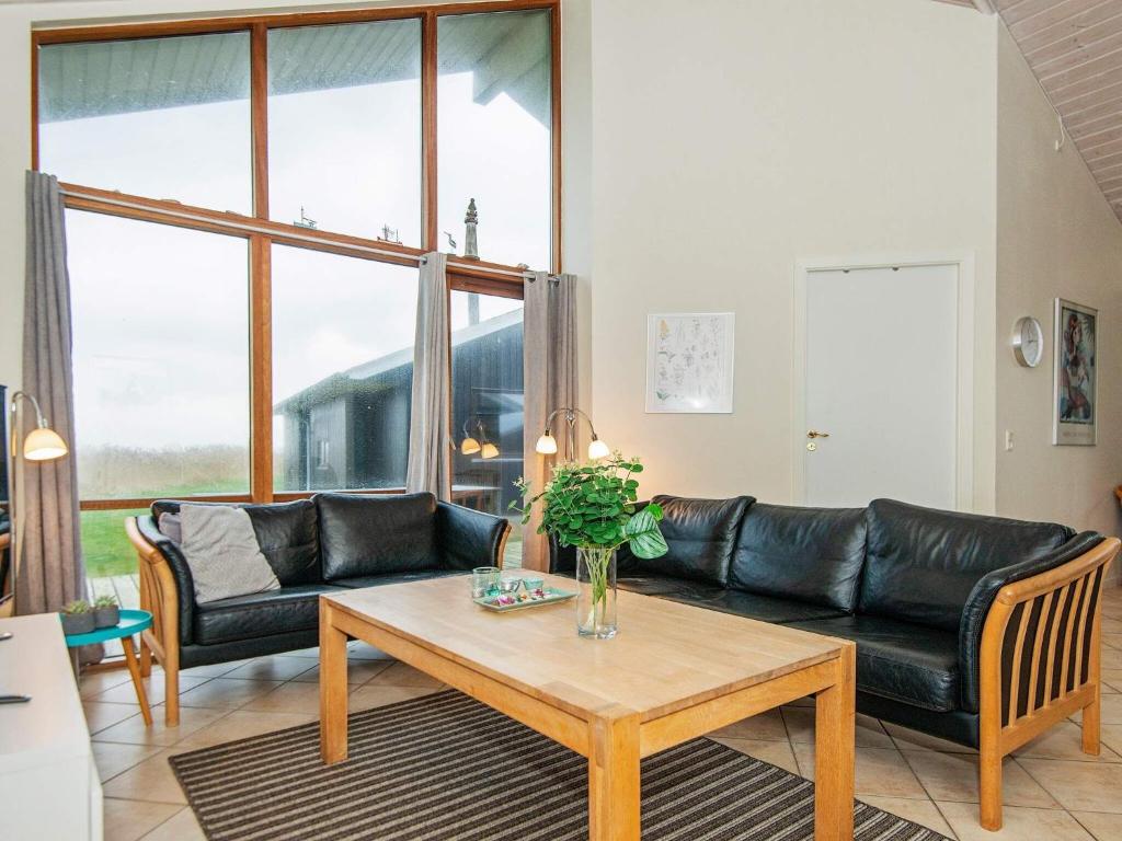 Three-Bedroom Holiday home in Ulfborg 4 photo 3