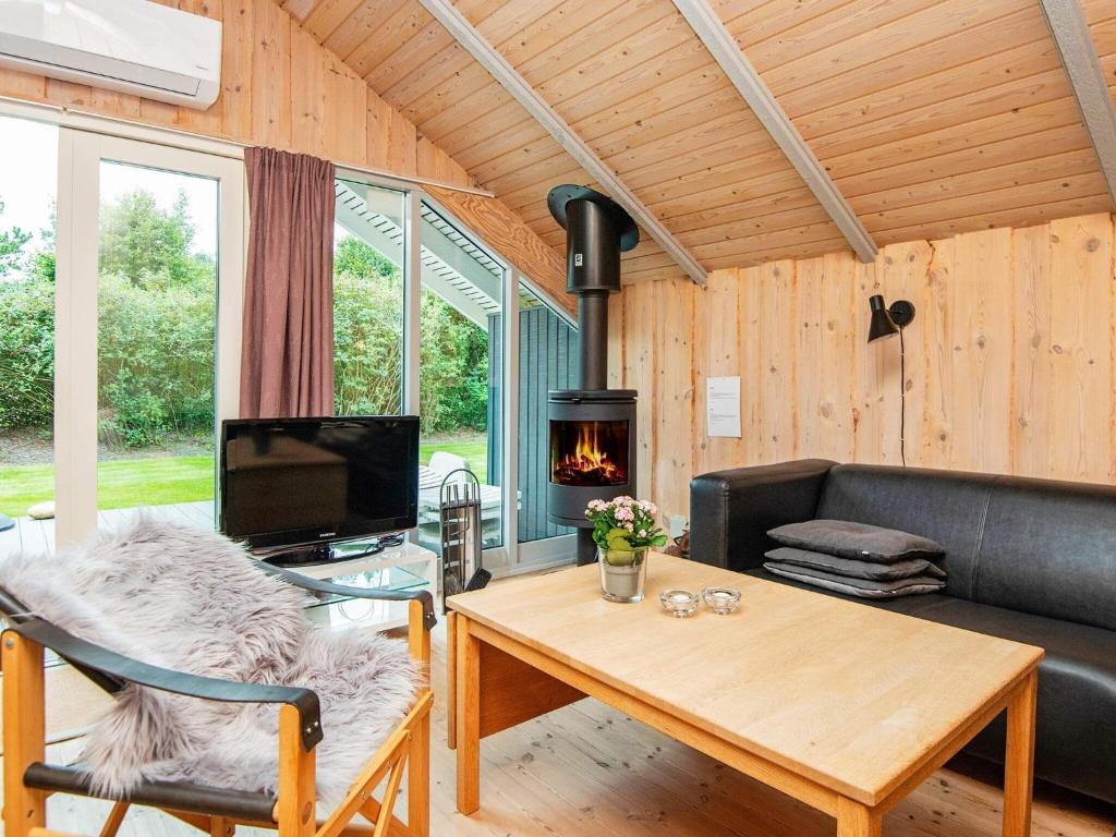 Three-Bedroom Holiday home in Oksbøl 9 photo 3