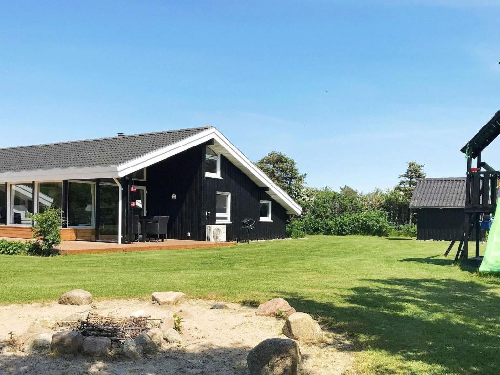 Four-Bedroom Holiday home in Hjørring 8 photo 2